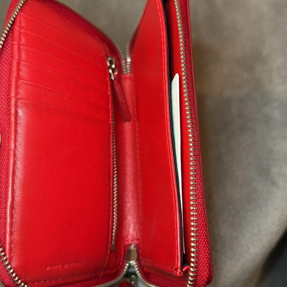 ❤️MARC JACOBS❤️Red Embossed Hearts Patent Leather Phone Wristlet/NWOT